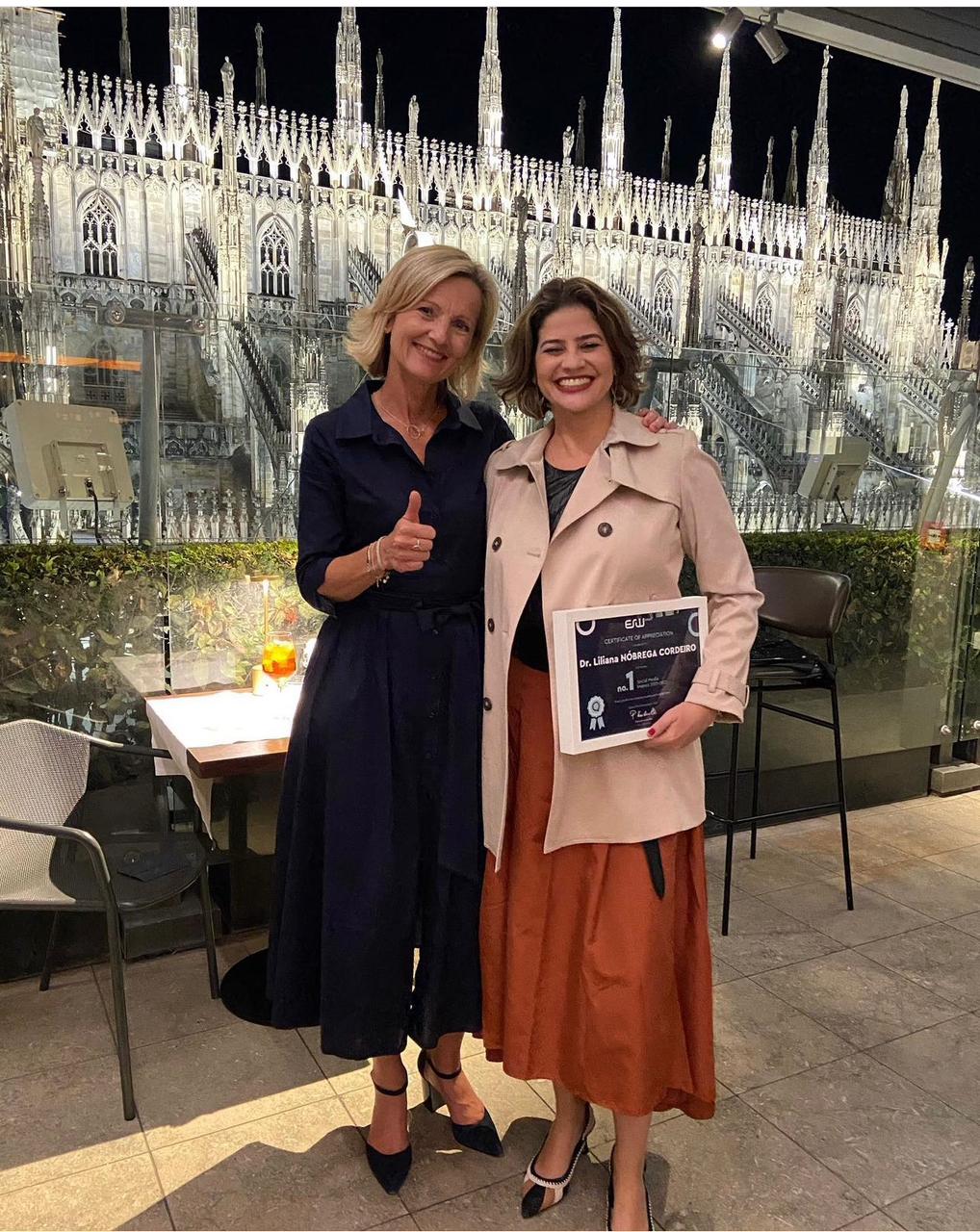 Dra. Liliana recebendo reconhecimento/premiação ao trabalho desenvolvido em Olho Seco no Brasil.