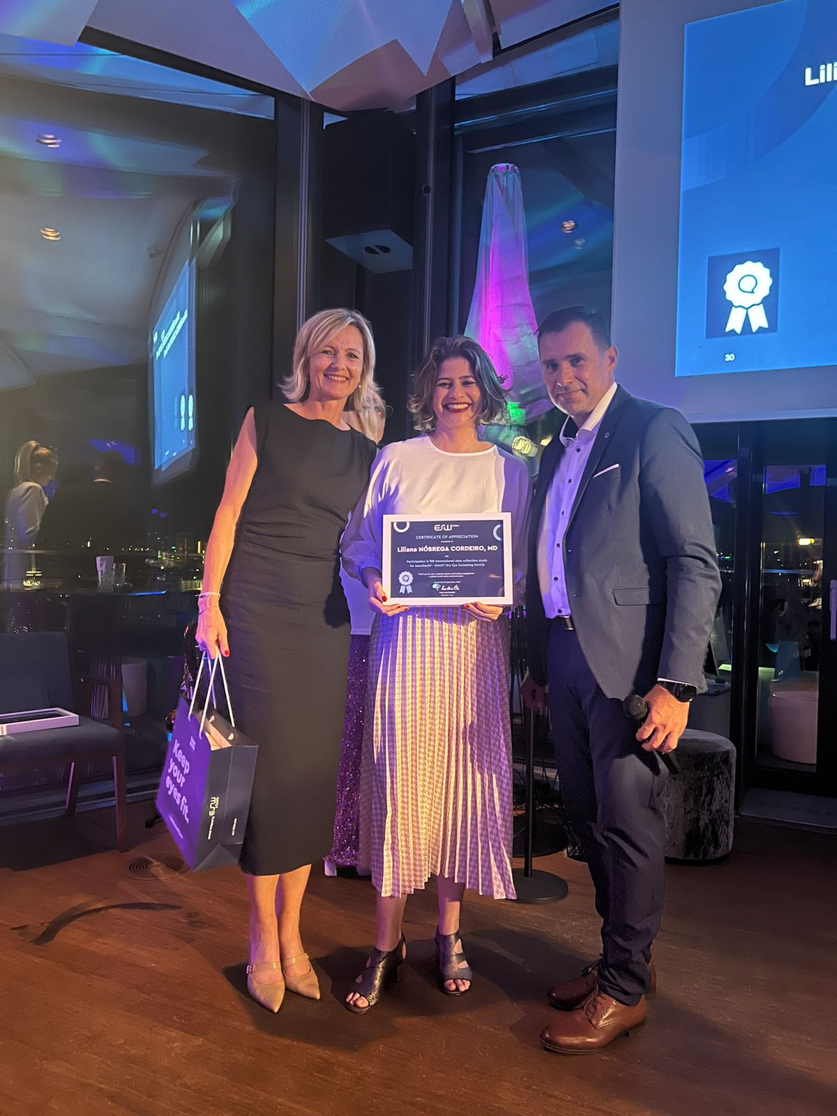 Dra. Liliana recebendo reconhecimento/premiação ao trabalho desenvolvido em Olho Seco no Brasil.